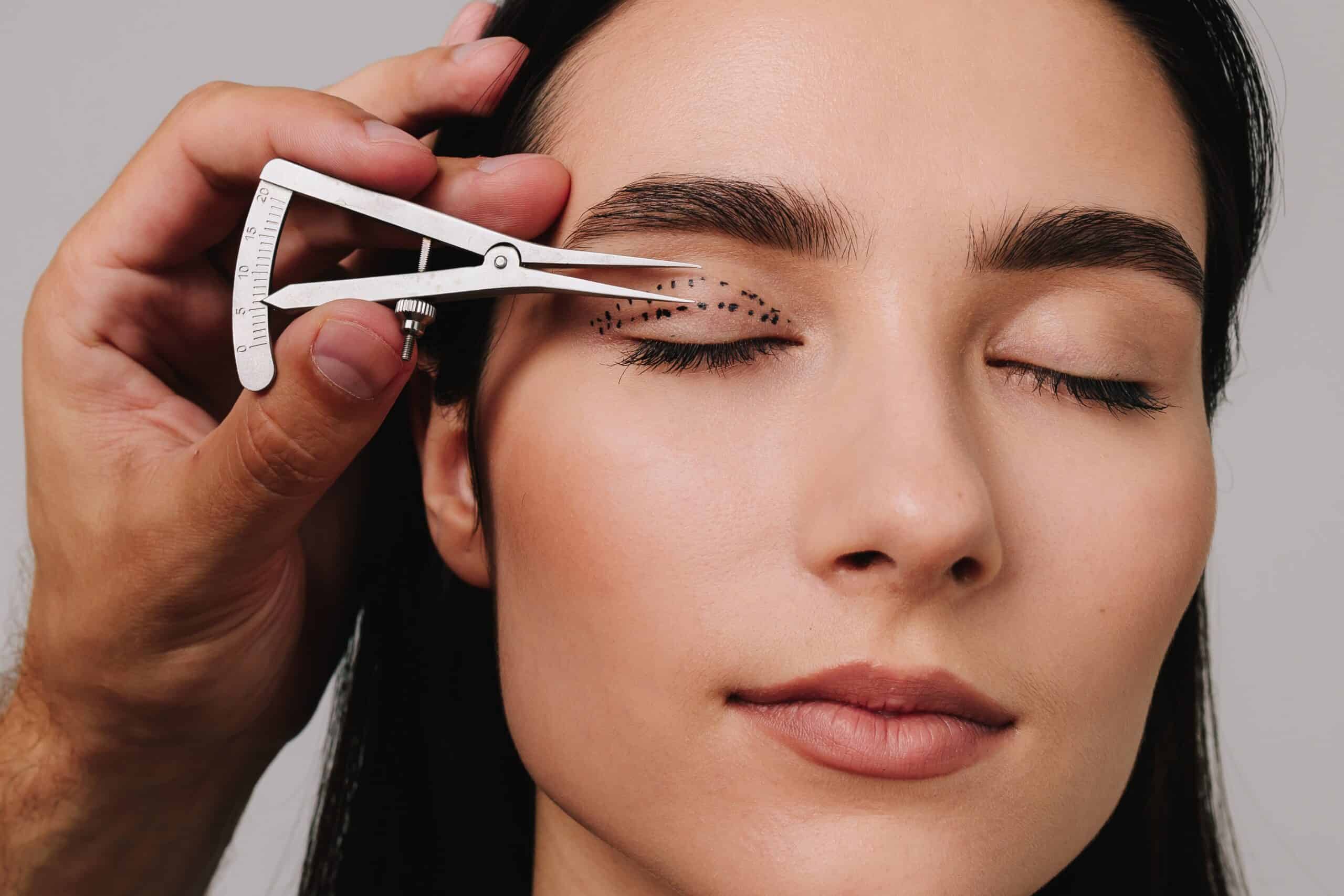 Upper,Blepharoplasty.,Plastic,Surgeon,Is,Measuring,Surgical,Distance,Within,Eye