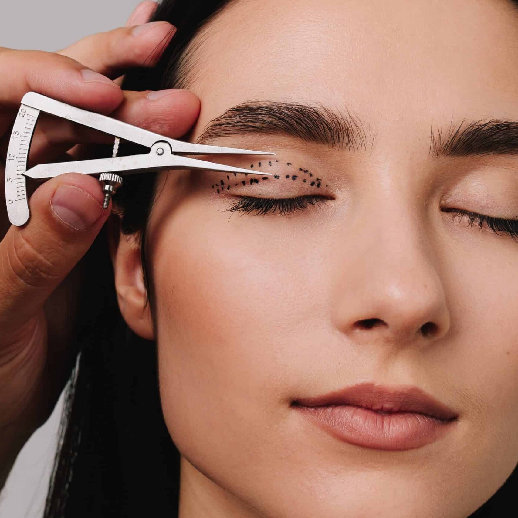 Upper,Blepharoplasty.,Plastic,Surgeon,Is,Measuring,Surgical,Distance,Within,Eye
